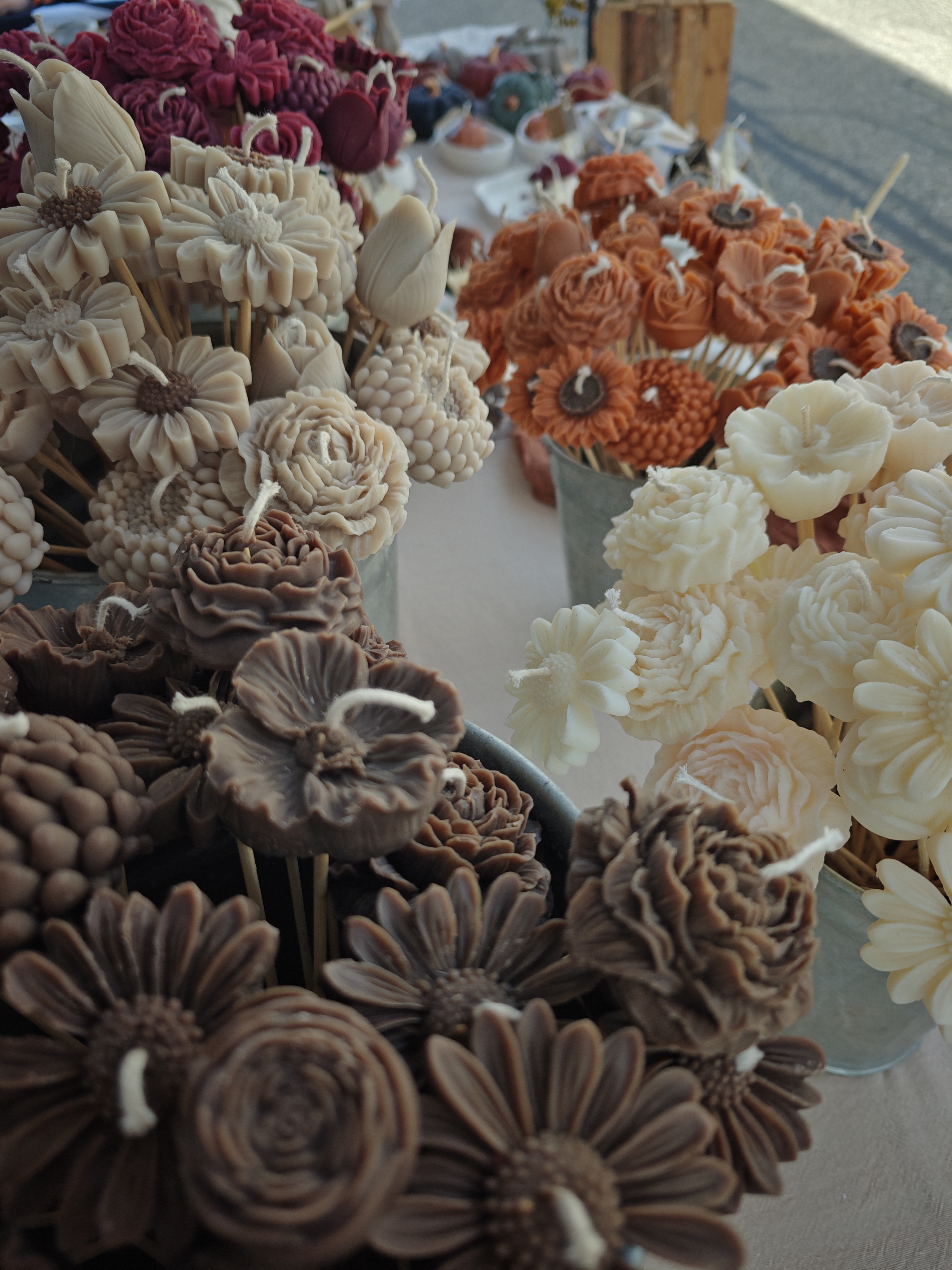 Grand bouquet de bougies de différentes couleurs