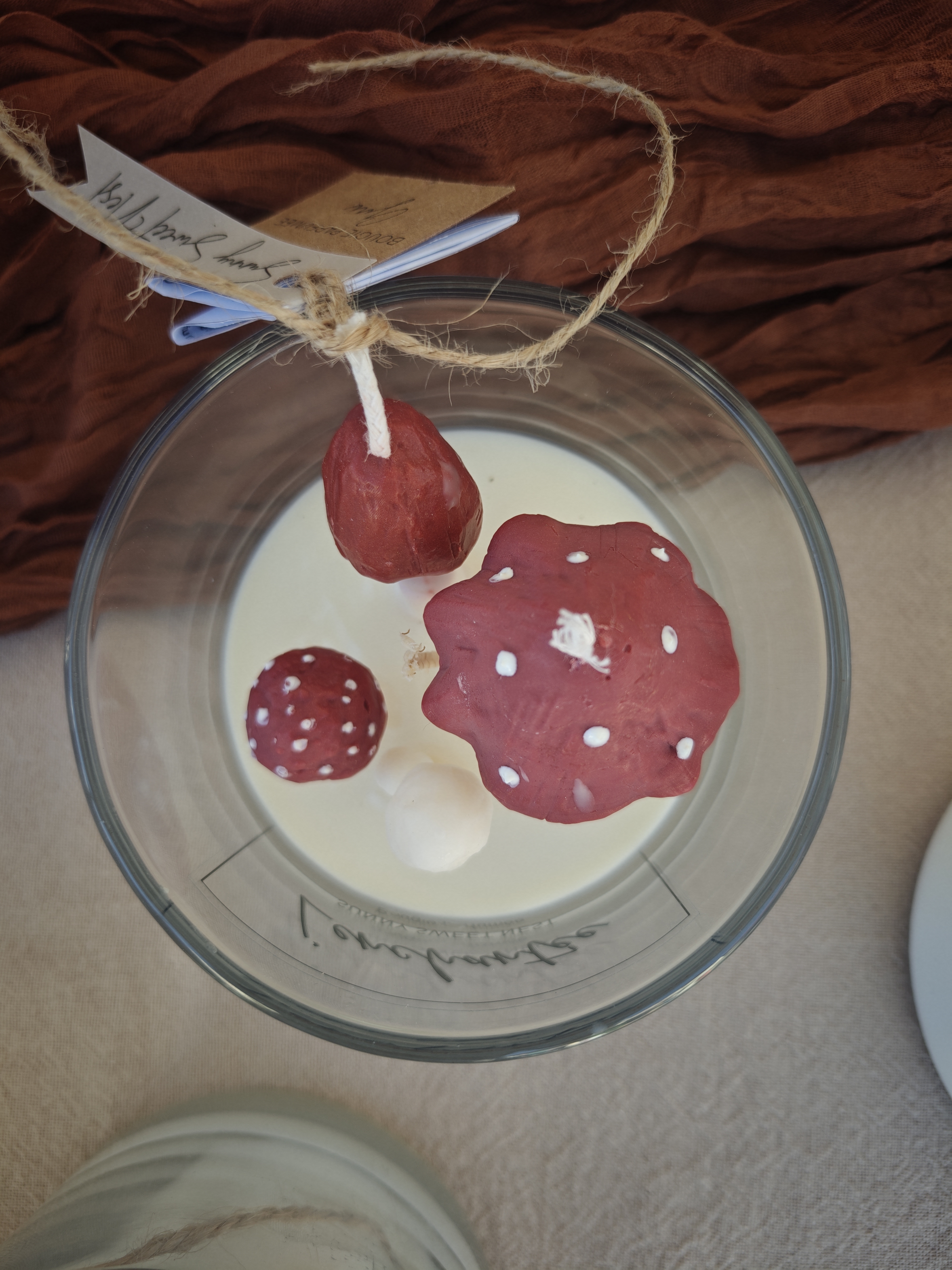 L'Enchantée, composition de bougies moulées en forme de champignons, dans un contenant en verre