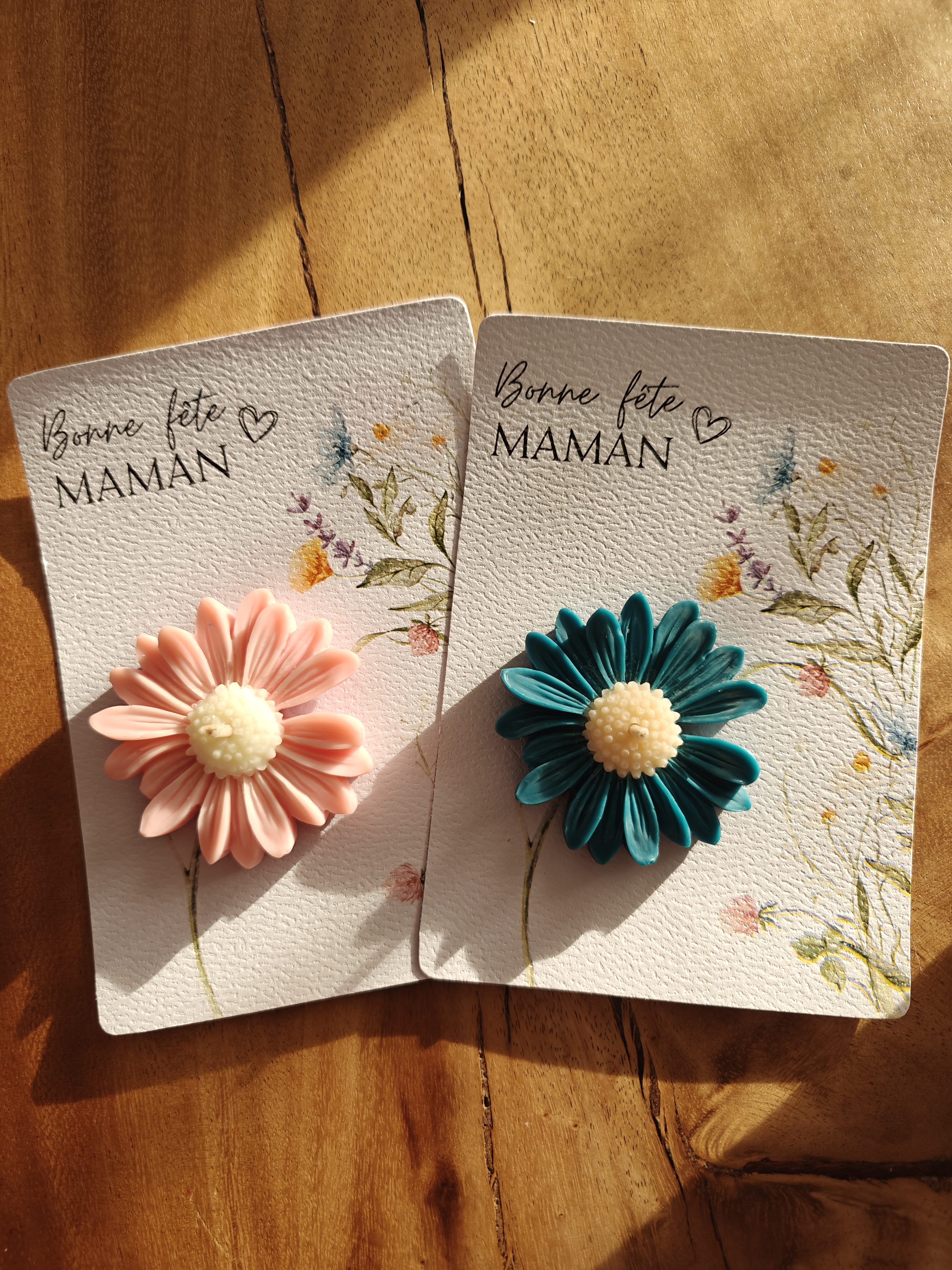 Bougie pour la fête des mères en forme de marguerite sur un support cartonné