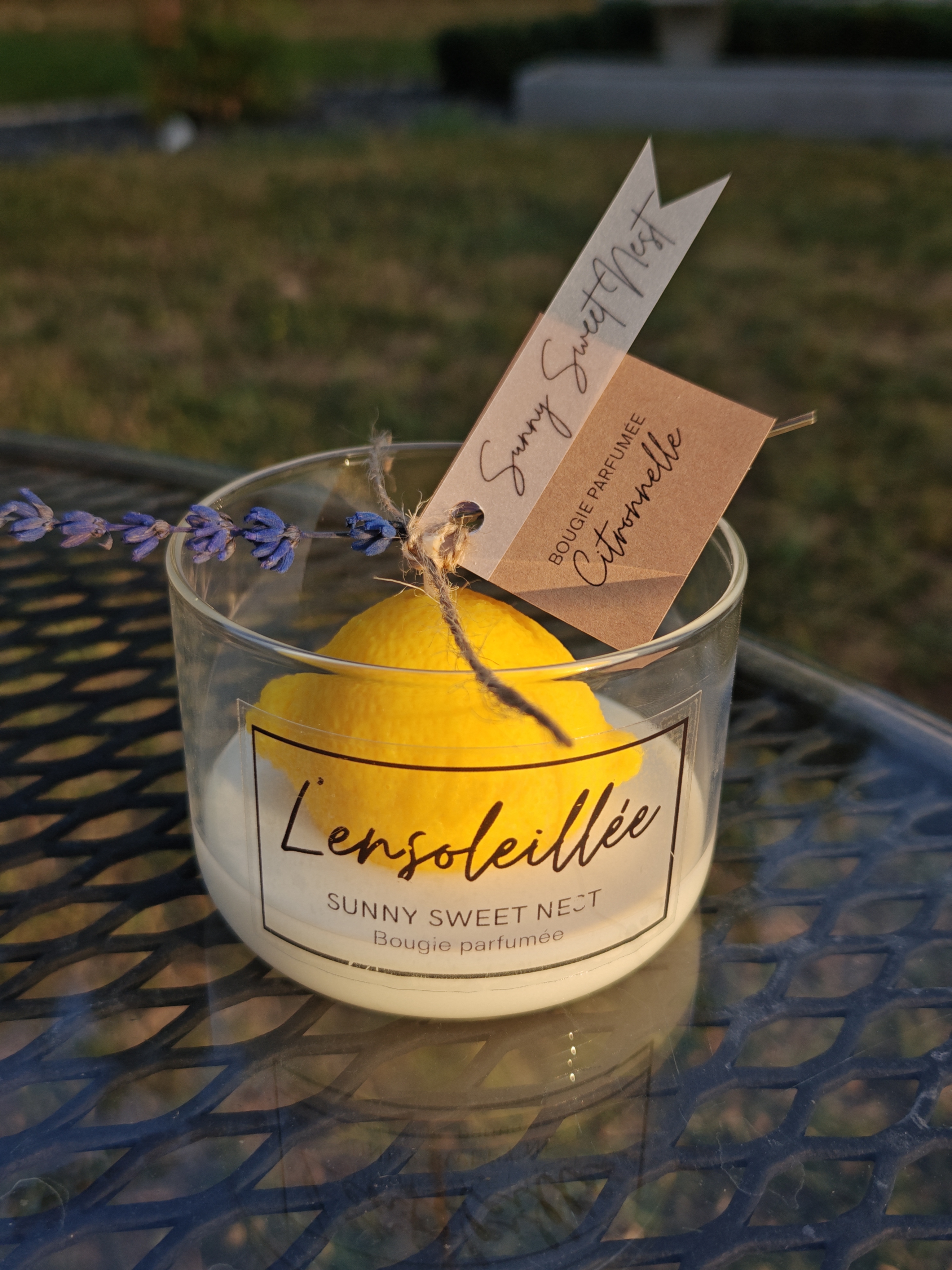 L'Ensoleillée, bougie en forme de citron, dans un bocal en verre