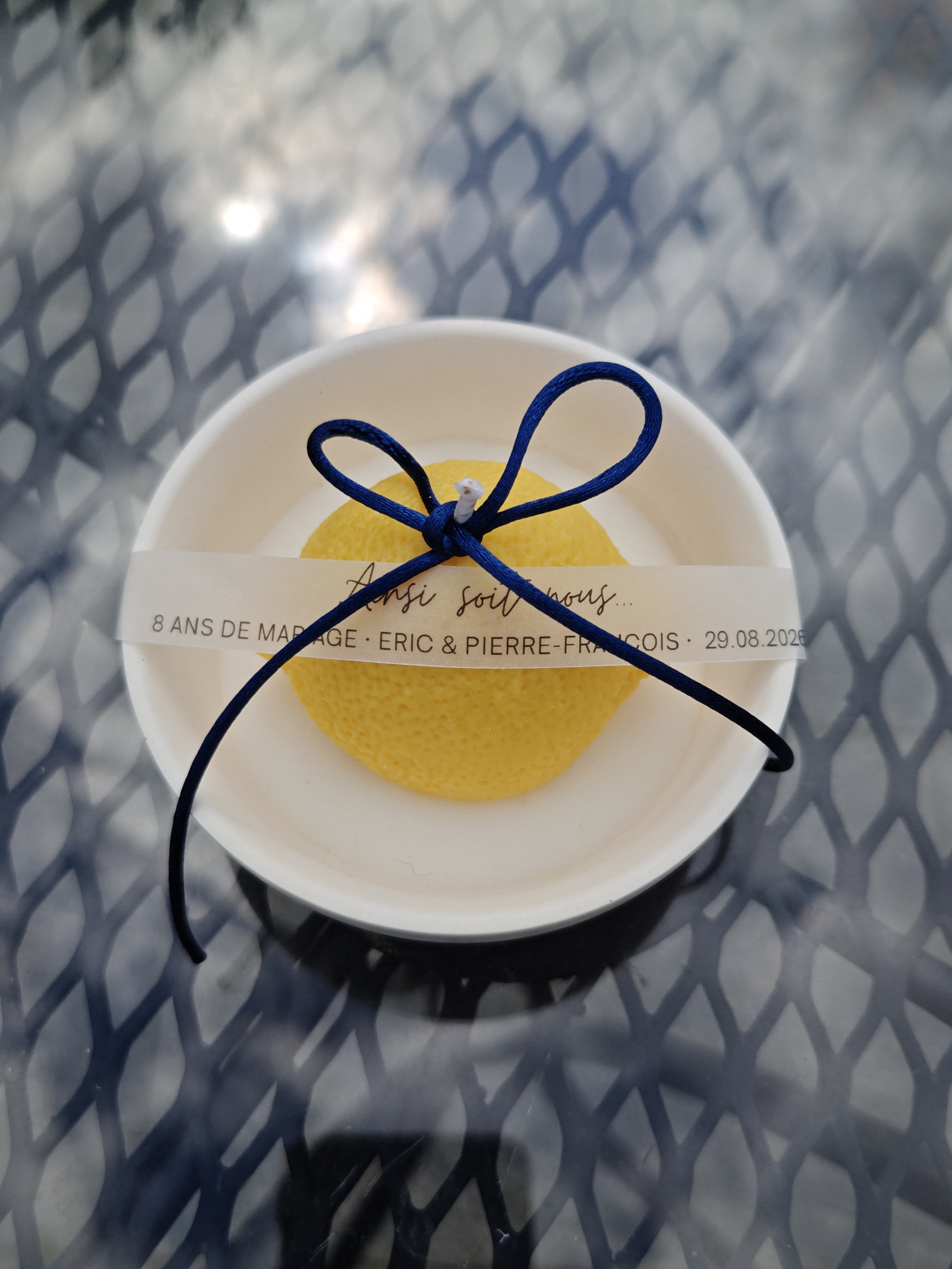 Bougie citron dans une coupelle en résine pour un mariage